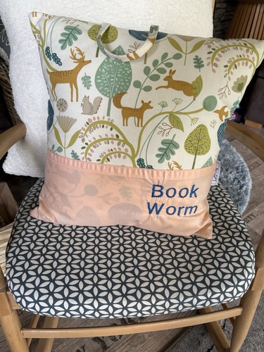 Reading cushion with - with, pocket