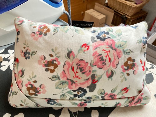 Coz reader cushion - to, hold